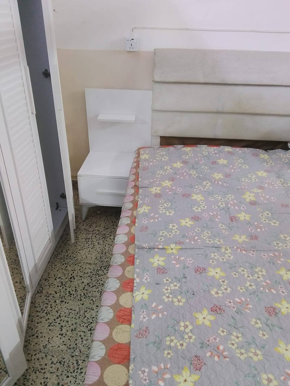 غرفه للبيع العنوان الشرطه الخامسه رقم الهاتف ***********
