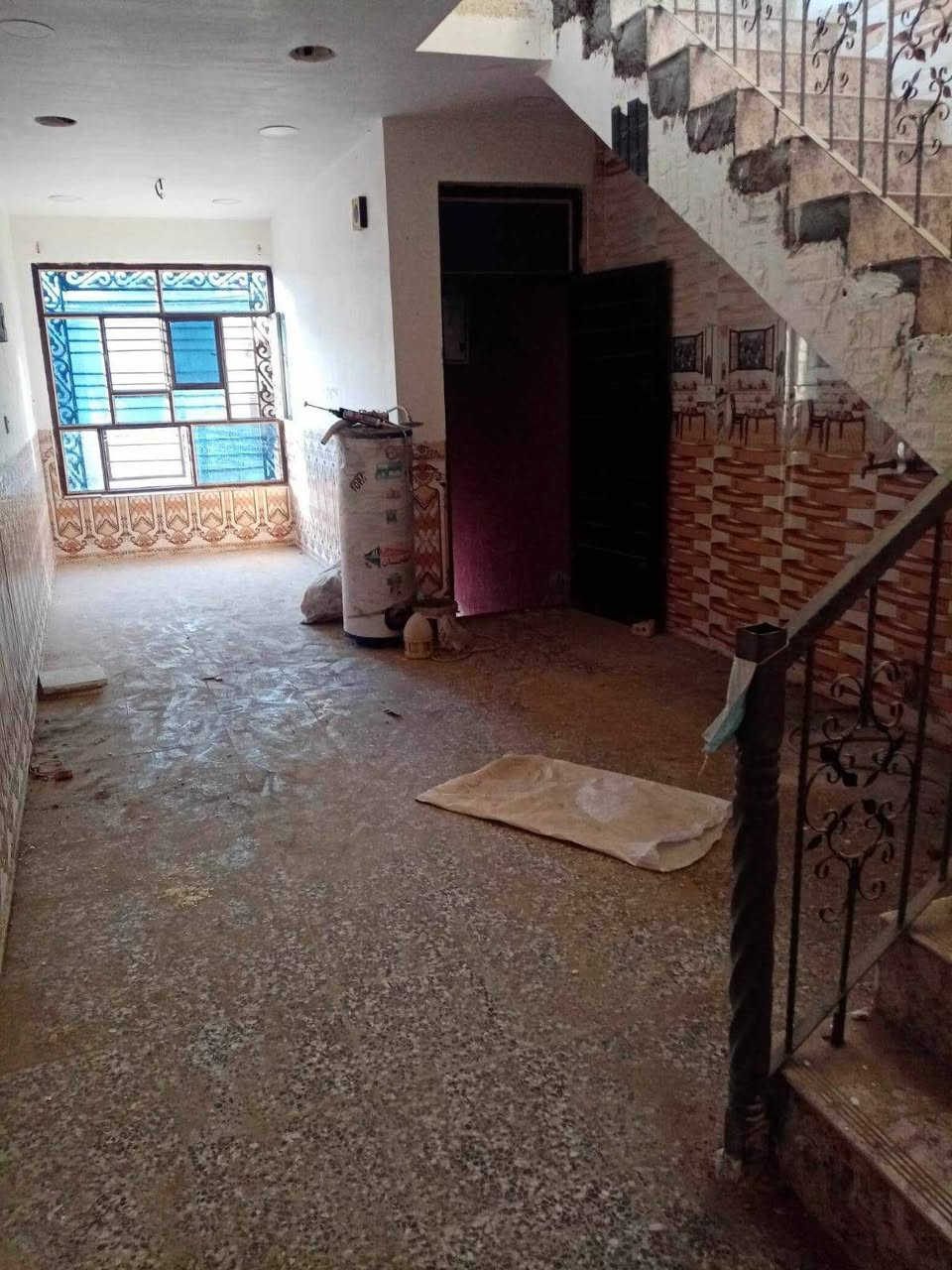 مشتمل للايجار بدايه الشعب شارع عدن خلف جامع جهاد طابق ثاني جديد معزول غرفه هول كبير خدمات سطح ٦٥ متر كامل خاص او واساب ***********
