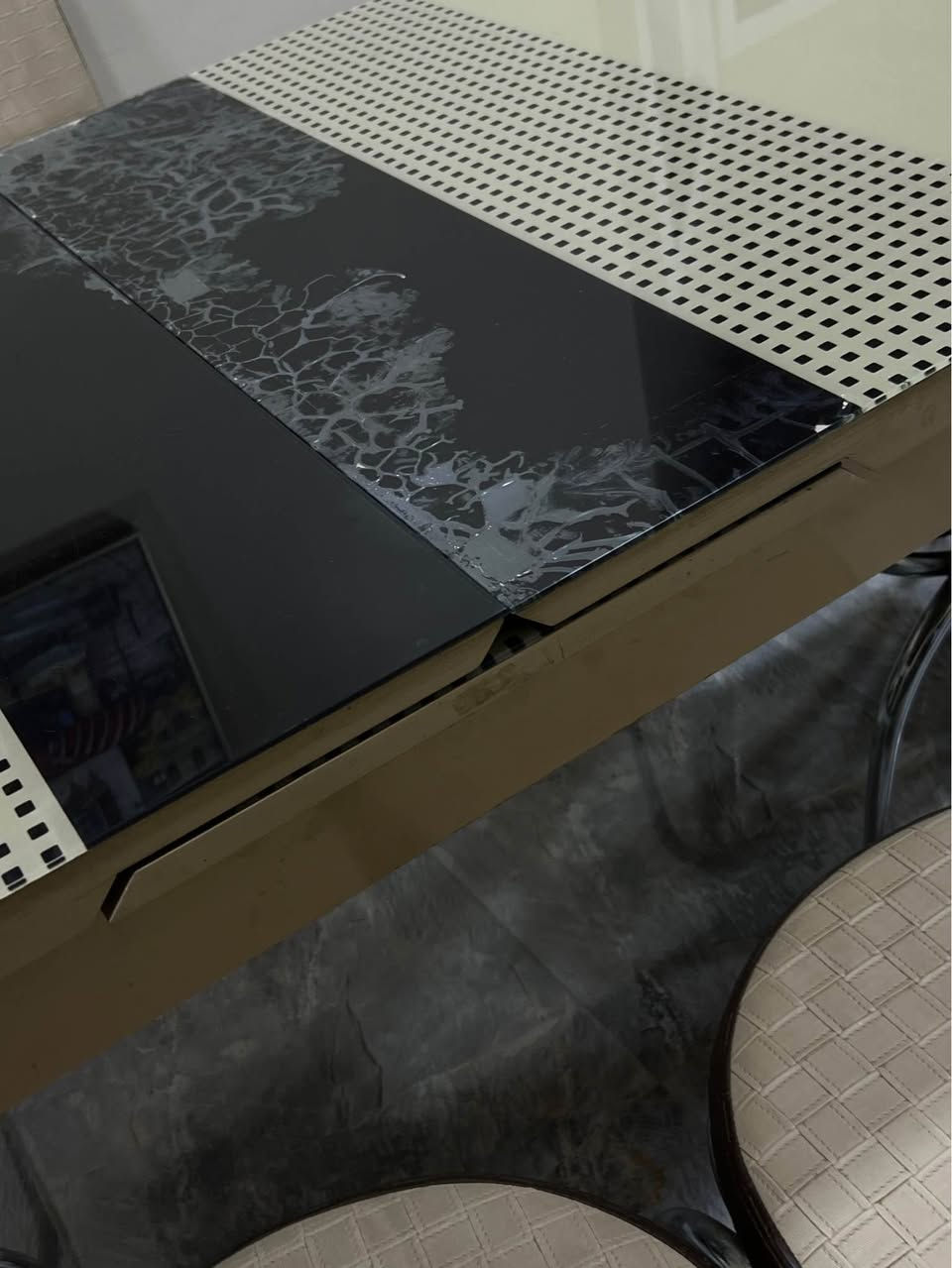 ميز طعام زجاجي 
اللون: بيجي
عدد الكراسي: سته
الميز يتكبر ويتصغر مثل ماموضح بالصوره 
السعر:75 وبي مجال بسيط
للأستفسار: *********** الرمادي, الأنبار
