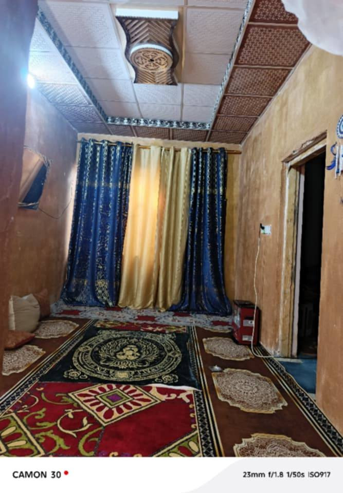 بيت 🏠 زراعي البيع بناء جديد توني سكنته صار 5ايام مساحه 130   يتكون من غرفتين وصاله ومطبخ  وديوانيه هيكل ومنور البيت سيراميك كوله   البيت مشمول بل تطويب بي وصل المنطقه بوابت حي صناعي ثلاجات قرب الحولي جديد تربيه جديده  كلهن   يمه  السعر 26 وبي مجال ***********
