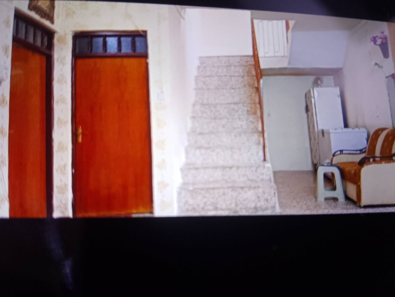 السلام عليكم بيت للبيع طابقين المساحة 219متر سند موقع البيت موصل حي العامل قرب جامع التكاي مواصفات البيت الطابق الأول 2 غرف نوم  مع صحيات مع هول داخلي وهول استقبال ومخزن ومع مطبخ ومع كراج وحديقة ومن ضمن البيت دكان الطابق الثاني 3 غرف نوم مع هول داخلي ومع صحيات ومع سطح كاشي ناصي وعالي السعر 160 وبي مجال الاستفسار الاتصال على الرقم الهاتف *********** أو خاص
