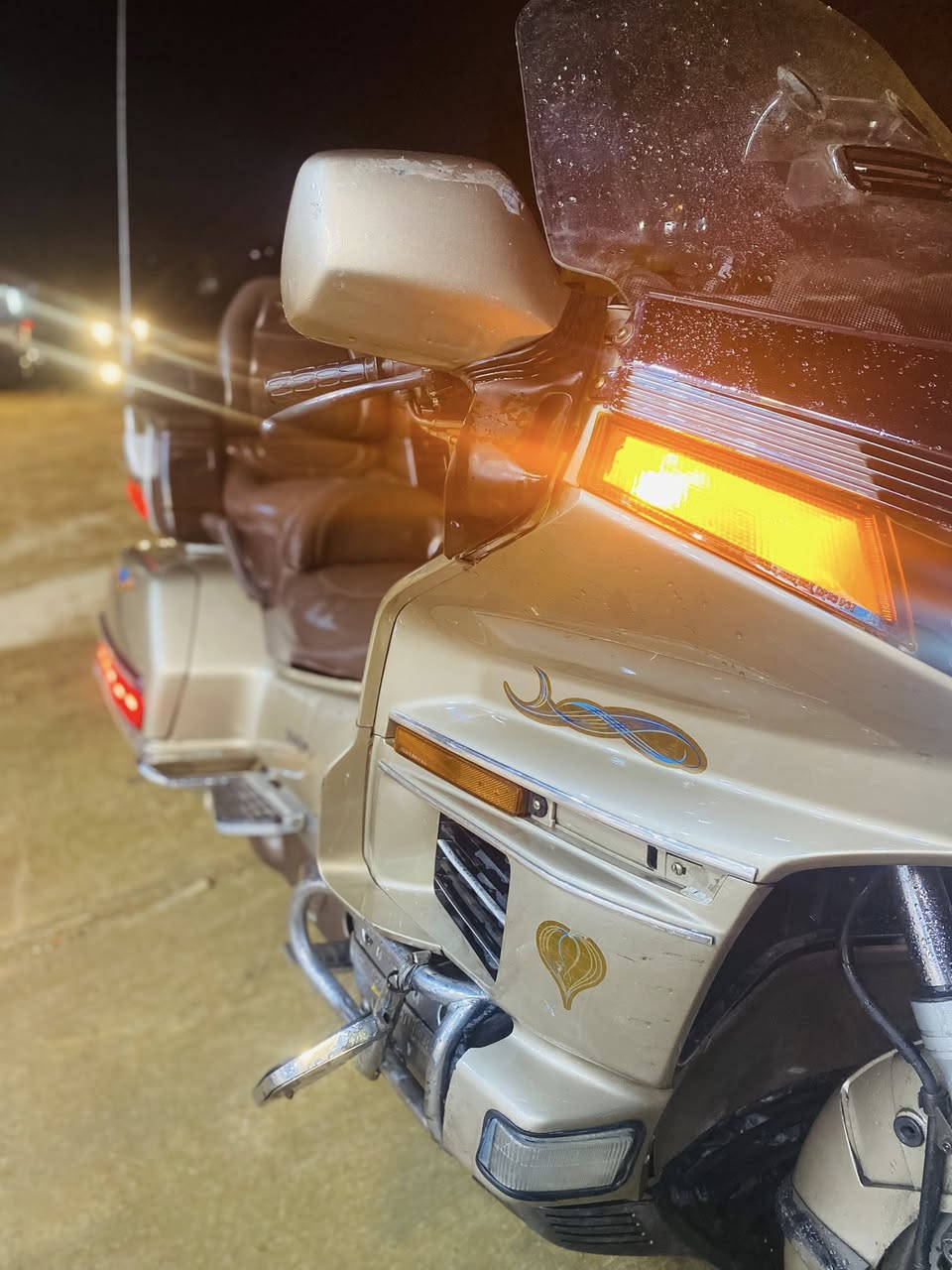 سلام عليكم گولد وينگ للبيع موديل 88 بدون رقم مكينه بگنت قبل يومين دراجه كامله فقط يرادلها مكينه  السعر ١٤ وبيها مجال اوو مراوس ب هارلي ستد او شادو  مكان سامراء 
***********
