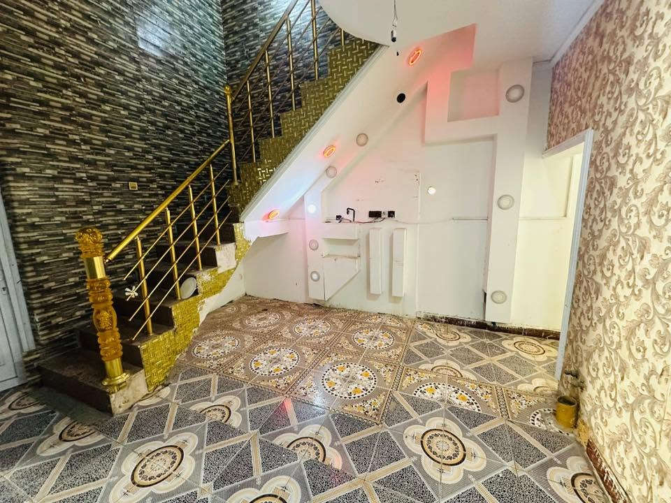 بيت طابو صرف ركن على شارعين وعلى ساحه ، الشارع مالته ثلاثين متر المساحة 105 متر طابقين السكك الطريق المؤدي إلى مستشفى بنت الهدى
غرفتين واستقبال وهول وصحيات داخليه وخارجيه . البيت حاليا مؤجر ب400 الف 
سعر البيت 180 وقابل للتفاوض .
الاستفسار 
***********
