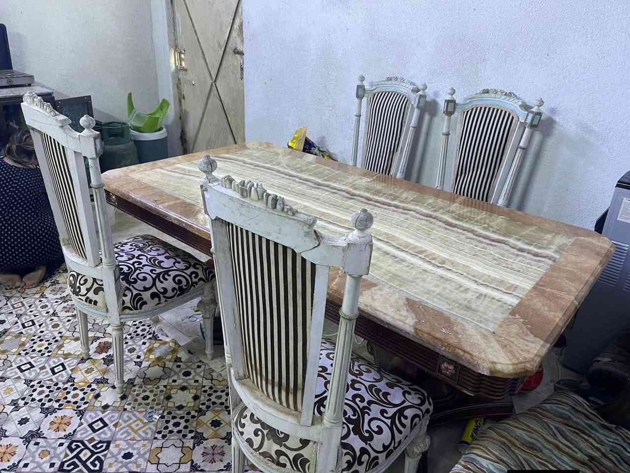 ميز طعام ضخم مرمر باله مال كويت بي 3 كراسي  طوله مترتين عنوان بصره لتصال ع واتساب ***********
