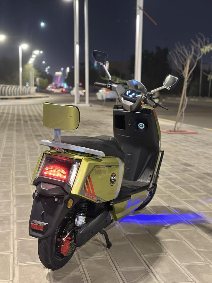 دراجة سكنس شحن ام عيون
دراجة شحن دراجة كهربائية ام عيون 

اللون مميز

 زيتوني 

من ماركة ZKH 

3 سرعات 
السرعة القصوى  100

دراجة بعدهه جديده 

تمشي بالشحنة الواحده 55 = 60 كيلو تقريبا

6 بطاريات 32 أمبير 

72 فولت  
K
ضد الماء 

نضام ال P

نضام الرجوع للخلف R 

نضام مثبت السرعه  

نضام حساسات جانبية وخلفية 
مانع للسرقة 

 سويج عدد 2
بصمه تشغيل عن بعد 2

گلوبات عالي ناصي قوي جداً 

أشاير يمنى ويسرى 

الكهربائيات كلهن شغالة 

الشاحنة الاصلية تدعم الشحن السريع 

هورن عالي

مرايات

صندوق كبير داخلي 

الملف 2000 حقيقي 

🔴السعر :  700 الف وبيهة مجال بالخدمة للشراي 

العنوان : البصرة : الامن الداخلي

الرقم : ***********
