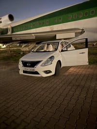 نيسان صني موديل 2023 سياره جديده  بيه طخه بل جاملغ الخلفي الأيمن فقط م...