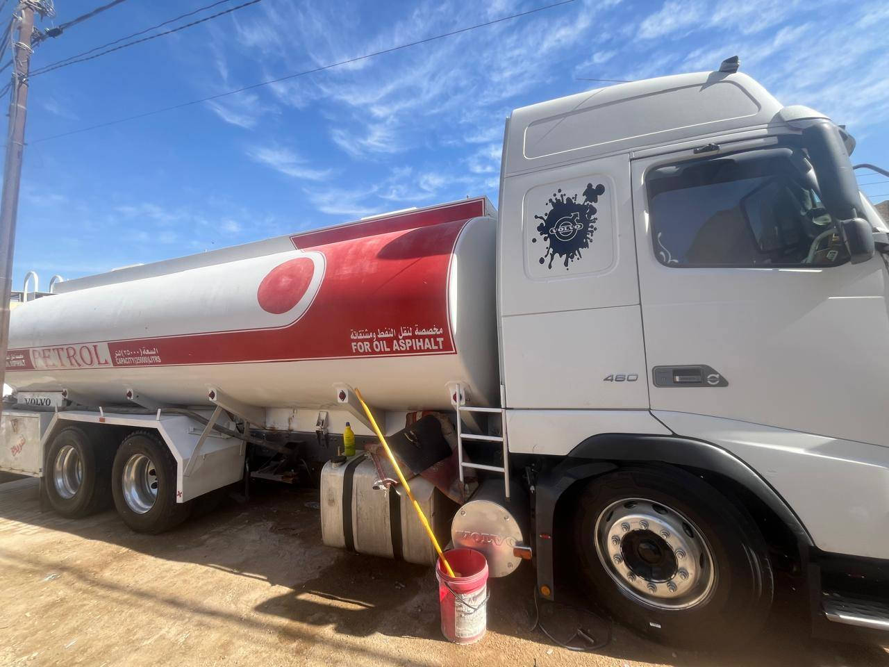 السلام عليكم
فالفو تنكر حموله 25 
رقم انكليزي 
سنكل مزوج تبل تاير 
بلادي شاصي مكفول 
***********
