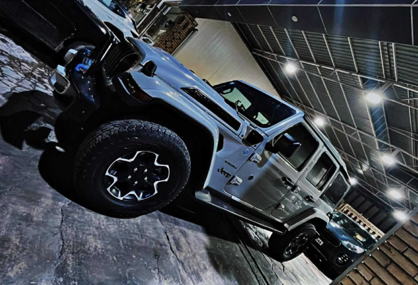 جيب رانكلر صحاري (4Xe) 2022 هايبرد الكترك
 بـيع أو مراوس حسب القناعة 
..رقم بغداد بأسمي 
..بيها مكانين صبغ بسيطات بدون لغود بدون شواصي
حجم المحرك: 2000 تيربو + هايبرد +شحن خارجي شحن يمشيك ٥٠ الى ٦٠ كيلو
المسافة المقطوعة: 33 الف ميل
(قمارة بانوراما كشف كهرباء)
تشغيل بصمة 
لوكير دفع رباعي
كشافات أمامية 
شحن خارجي 
هيتر بالستيرن 
شاشة عرض 
تدفئة بالكشنات 
تشغيل عن بعد 
كشنات جلد 
دمام خلفي 

ملاحظات
 السيارة عليها كت كامل روبيكون
1_دعامية أمامية روبيكون حديد 
2_فندرات جانبية ربيكون LED 
3_بنيد روبيكون 
4_دعامية خلفية روبيكون 
5_ويل وتاير روبيكون 
6_قمارة بانوراما كهرباء
7_دبلات روبيكون 
السعر 265 وبيها مجال بسيط سيارة مصروف عليها هواي ومزوده وكالة كله اصلي وابو الخبره يعرف شكد صرفياتها 
***********_بغداد بغداد, العراق
