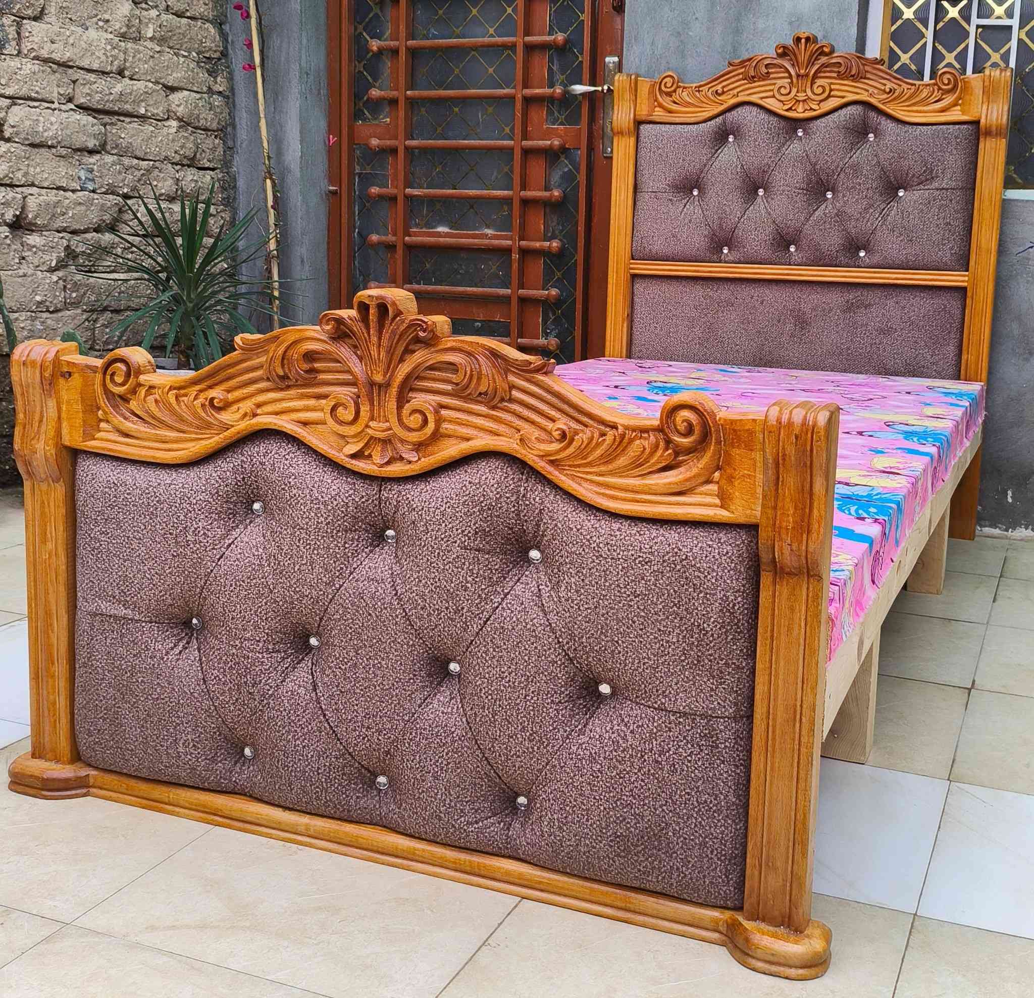 سرير خشب زان تسكام للبيع
سعر السرير ١٦٠ عنواني حله
العرض متر ،الطول مترين
التاج العالي ارتفاع متر وربع ،التاج الناصي ٦٥سم
التخت بلوك اسود والاطار خشب روسي عريض
متواجد خاص


**إذا كنت صاحب هذا الإعلان وتريد حذفه لأي سبب، رجاءا أرسل رسالة إلى الدعم الفني**