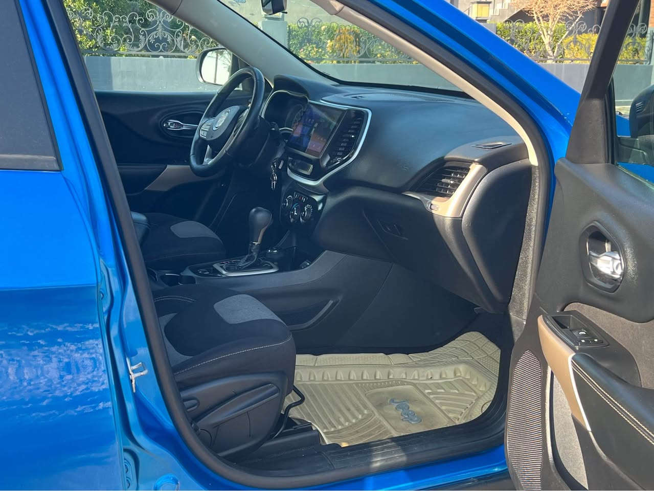 السلام عليكم جيب بزون لبيع موديل 2017 سعر جوه سوك 107 وبيه مجال بسيط كلش

محرك 6 بدون عيب ما مفتوحه لا صرف ولا بخار 

جاهزه من كلش هزه جديد  تخم تاير جديد  صدر تبريد 

موصفات فوريل شاشه كامره  

ماشي 90الف  

مكان سيارا اربيل

*********** وتساب أربيل, العراق
