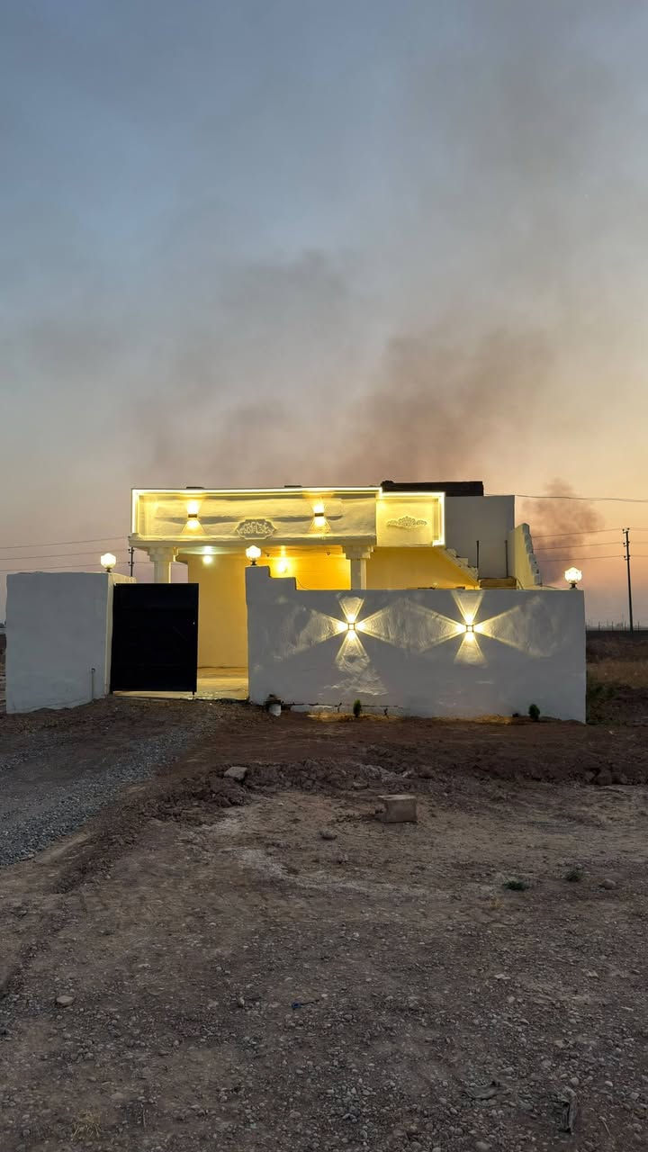 بيت طابو للبيع 
المساحة 200 متر 
الموقع 📍 المجزره يم حايط المعهد 
يتكون من غرفتين نوم وربعه ومطبخ 
بيت كامل وجاهز للسكن 
السعر 45 مليون 
الشراي يتصل ***********
