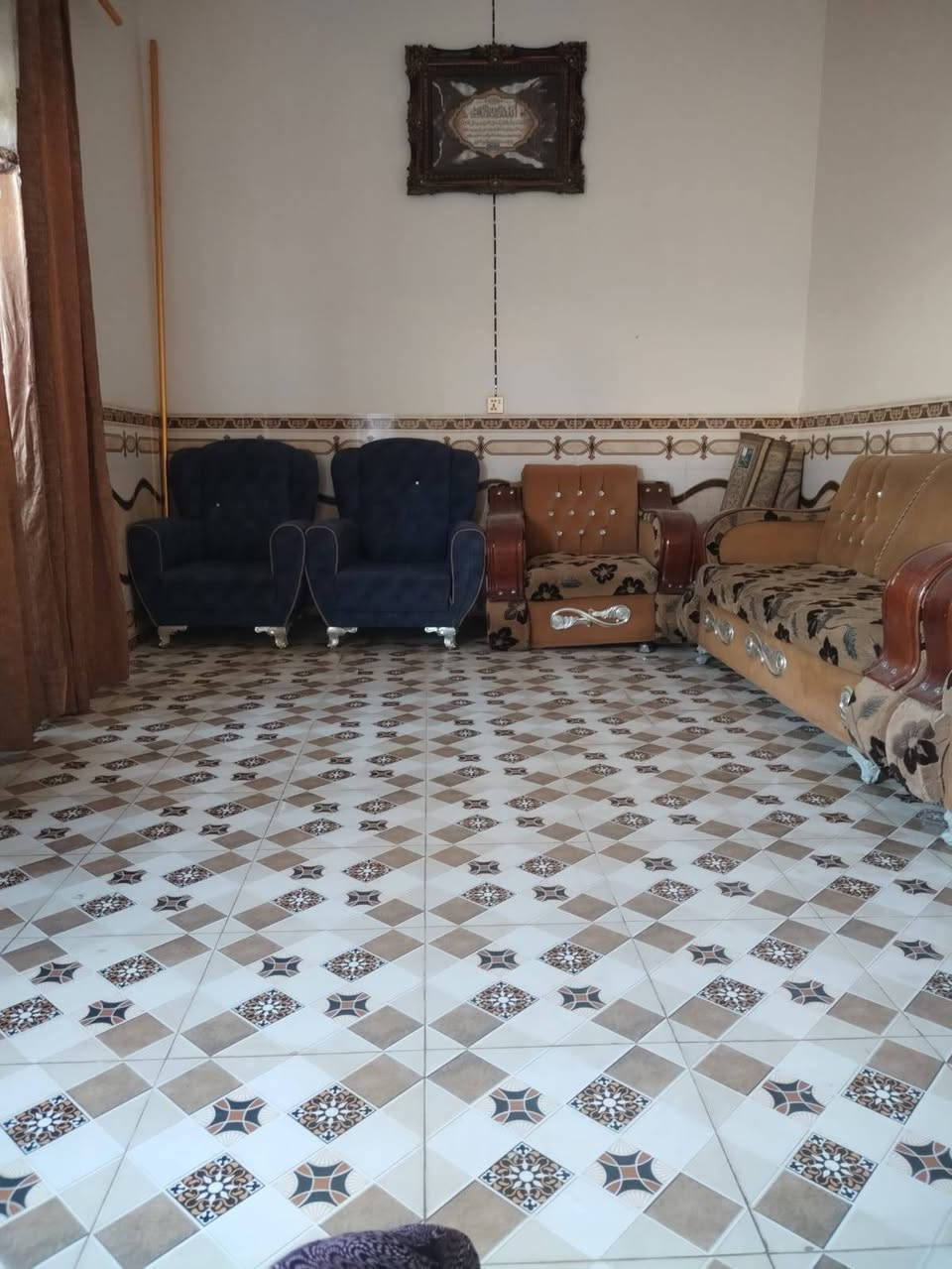 بيت  للبيع طابقين مساحته (150) زراعي سند 25
الطابق الأرضي بي صاله ومطبخ مفتوح ع صاله واستقبال وحمامات خارجية وداخلية ومنور
الطابق الثاني 3 غرف وممر بينهن وحمامات وسطح العنوان قريب ع النفوس القديمه 
 اي استفسار.  الاتصال ع هذا الرقم***********
