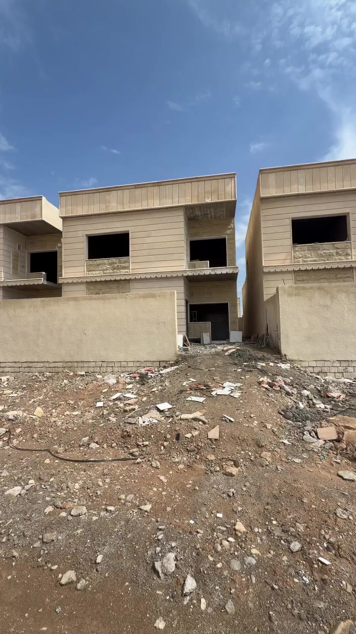 دار للبيع في تكريت مجمع القرية الايطالية
الدار قيد الانشاء تستلمة كامل
المساحة 200 متر 
يتكون الدار من 
اربع غرف نوم 🛌 
واستقبال ومطبخ وكراج وحديقة
الدار مسدد كامل تستلم دار مفاتيح 🔑 
الدار بأسمي تحويل مباشر
للاستفسار الاتصال
***********
***********
