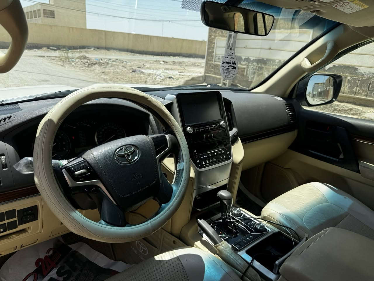 لاندكروزر 2017 مكفولة
السيارة نظيفة وجاهزه
محرك كير شاصي على الفحص
مكفولة من الحوادث والغرق

المواصفات:
 • محرك 6 سلندر
 • دبل ثقيل وخفيف
 • بصمة تشغيل
 • شاشة وكالة
 • كاميرا خلفية
 • تحكم بالمقود
 • مثبت سرعة
 • مقاعد جلد
 • مكيف ثلج
 • صيانة منتظمة
***********   سعر السياره 45 الف وبيها مجال
