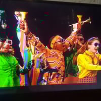 شاشة محمولة • لمس • ١٦ إنش