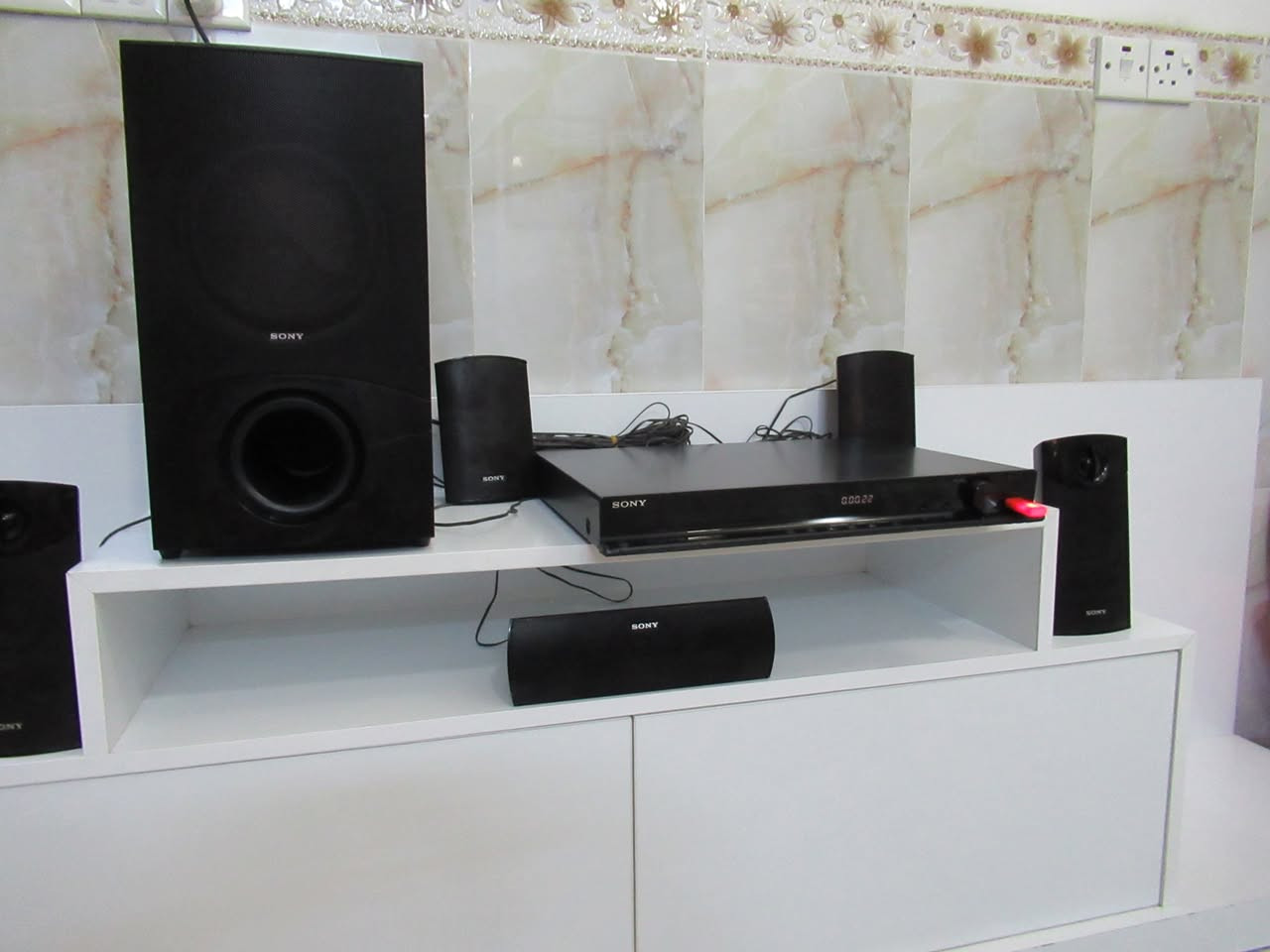 مسرح منزلي سوني Sony HBD-DZ340K

 النوع: DVD Receiver / نظام مسرح منزلي متكامل
 الحالة: مستعمل بحالة جيدة

 الطاقة الكهربائية: 220-240 فولت، 50/60 هرتز
 استهلاك الطاقة: 160 واط

• إجمالي القدرة الصوتية: 1000W

توزيع القدرة الصوتية:
• السماعات الأمامية: 167W × 2
• السماعة الوسطية: 167W
• السماعات الخلفية (Surround): 167W × 2
• مضخم الصوت (Subwoofer): 165W

المميزات الرئيسية

 صوت محيطي قوي مناسب للأفلام والموسيقى
 مشغل DVD مدمج
 منفذ HDMI لعرض الصورة بجودة عالية على التلفزيون
 راديو FM مدمج
 مخرج فيديو (Video Out)
 تصميم أنيق من سوني وجودة تصنيع ممتازة
 مناسب لغرفة المعيشة أو غرفة الألعاب

المواصفات
نظام صوت منزلي متعدد القنوات (5.1 Channel Home Theater)
دعم تشغيل أقراص DVD وCD
دعم ملفات الصوت الشائعة (حسب نوع الملف)
منفذ HDMI
هوائي FM مدمج للاستماع إلى المحطات الإذاعية
خرج فيديو مركب (Composite Video Out)
تشغيل الأفلام والموسيقى بجودة صوت واضحة وقوية

السعر 120 الف

يوجد توصيل


**إذا كنت صاحب هذا الإعلان وتريد حذفه لأي سبب، رجاءا أرسل رسالة إلى الدعم الفني**