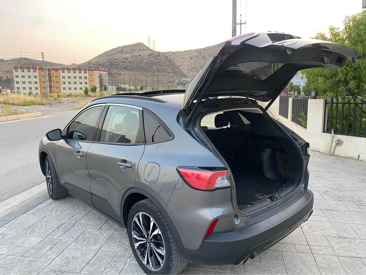 ⸻what is up ***********
Korek tel ***********

🩶🚘 FORD ESCAPE SE • AWD • 2022 🚘🩶

✨ دەستی دوو | زۆر پاک | Ready To Drive ✨

━━━━━━━━━━━━━━━━━━━━

✅ مودێل: 2022
✅ سیستەمی AWD (چەوار ویل درایڤ)
✅ پانۆرامای گەورە 🌤️
✅ Power Liftgate (دەرگای دواوەی ئەلیکترۆنی)
✅ Smart Key + Push Start 🔑
✅ شاشەی مۆدێرن 📺
✅ Camera دواوە 📹
✅ Apple CarPlay & Android Auto 📱
✅ ئەلۆی سپۆرت 🛞
✅ ناوەوە و دەرەوەی زۆر پاک ✨

━━━━━━━━━━━━━━━━━━━━

🩶 سەیارەکە دەستی دووە، بەڵام وەک نوێ پارێزراوە.
✔️ هەموو سیستەمەکان بە تەواوی کاردەکەن.
✔️دووپارچ نیو بۆیاغ بي ناو گرتن .

💯 وێنەکان بەشێکن لە جوانی سەیارەکە… لە نزیکەوە زیاتر سەرنجت ڕادەکێشێت.

━━━━━━━━━━━━━━━━━━━━

📩 بۆ نرخی کۆتایی و زانیاری زیاتر، ئینبۆکس بکەن یان پەیوەندی بکەن.

🔥…، 🩶🚘 رانية, السليمانية
