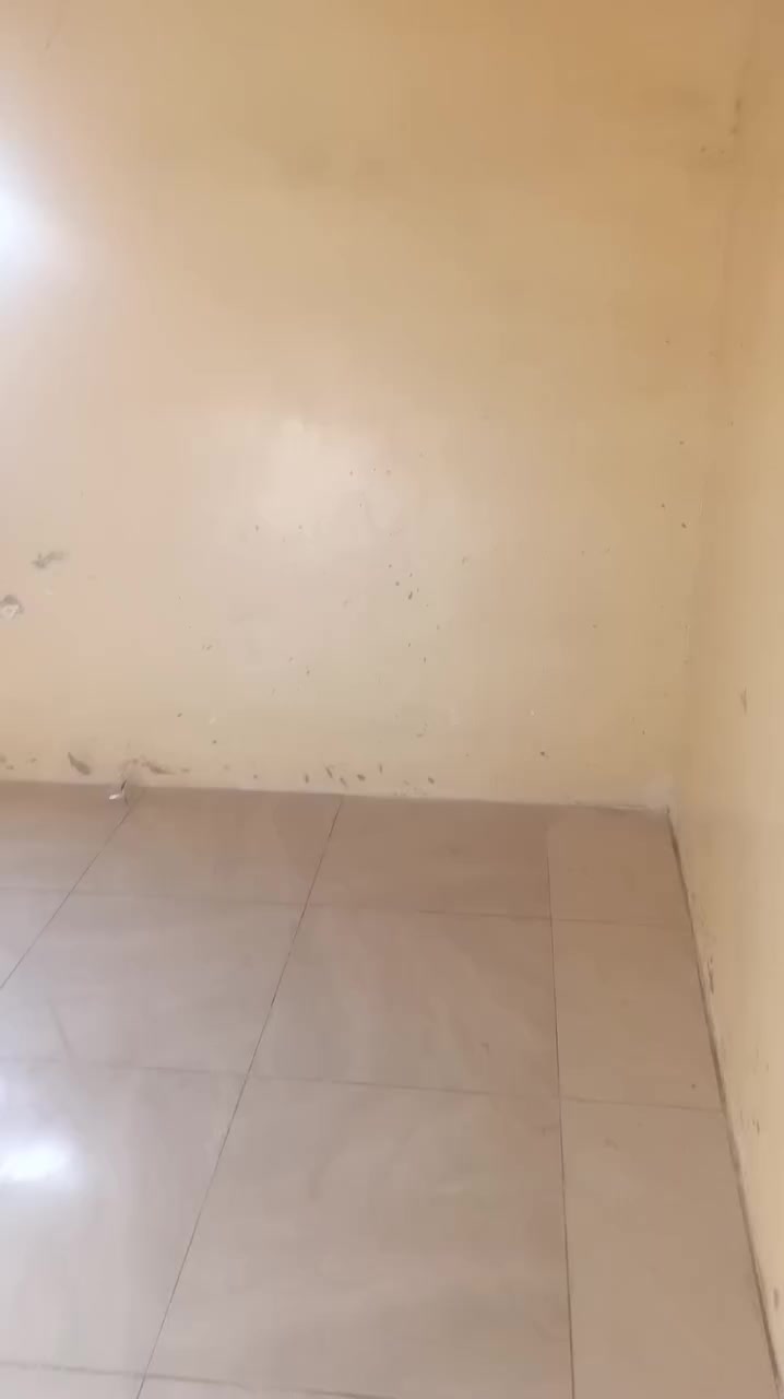 بيت للبيع مساحة ٢٠٠ متر يحتوي على ستقبال ومطبخ وهول وغرفه وصحيات وبيتونه ريدله  صبغ فقط 
قريب على تبليط مع كافة الخدمات متوفره تحويل سند ٢٥ 
عنوان بدايت النيل قرب مخازن سيراميك مرجان 
سعر ب٣٨ وبيه مجال ***********يبعد عن مركز مدينة ٥دقايق بلسياره
