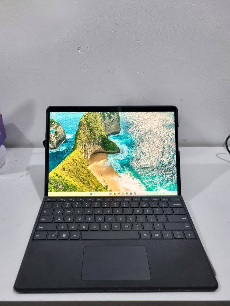 💻 للبيع: Microsoft Surface Pro 9 🚀

​🛠️ المواصفات الفنية:

​المعالج: Intel® Core™ i7-1255U (جيل ثاني عشر قوي وسريع)

​الذاكرة العشوائية (RAM): 16GB (لأداء سلس وتصفح التطبيقات الثقيلة معاً)

​التخزين (SSD): 256GB (سرعة فائقة في نقل البيانات وتشغيل الجهاز)

​الشاشة: شاشة لمس PixelSense™ بحجم 13 بوصة 

​الدقة: 2880 \times 1920 (ألوان فائقة الوضوح)

​معدل التحديث: 120Hz (سلاسة تامة في التصفح والتحريك)

​الأمان: كاميرا متطورة تدعم ميزة التعرف على الوجه (Windows Hello) لفتح قفل الجهاز بسرعة وأمان.

​البطارية: بسعة 47Wh بمعدل استخدام يومي يصل إلى 15 ساعة 🔋.

📥: لمعرفة السعر شاركنا بتعليق


**إذا كنت صاحب هذا الإعلان وتريد حذفه لأي سبب، رجاءا أرسل رسالة إلى الدعم الفني**