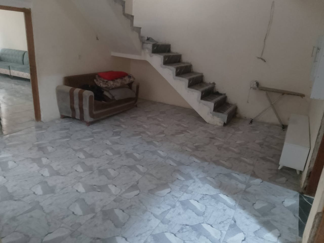 سلام عليكم بيت للبيع مسحه 200غرفتين نوم صاله ستقبال مطبخ حار مطبخ بارد حمام داخلي وتواليت خارجي كراج يوسع سيارتين ماء كهربه تبليط بنا حديث قريب عل شارع استفسار بعد اكثر تصل عل ارقام ***********
***********متواجد وتساب ..
