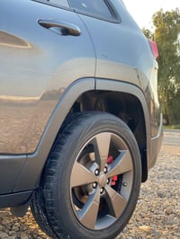 سياره جيب شيروكي البيع مديل 2016 بيهاا قطعه وحده بدون دواخل سياره جديد...