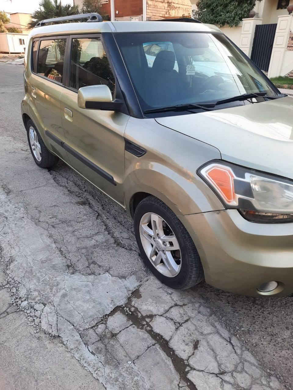 سيارة كيا سول موديل ٢٠١٠  اللون فستقي  بيها جزء من الجاملو الامامي الايمن صبغ وكما موضح بالصور سيارة نظيفة ومابيها نقص وباسمي الرقم الانكليزي الجديد السعر (٨٨) ورقةة
رقم الموبايل ***********
