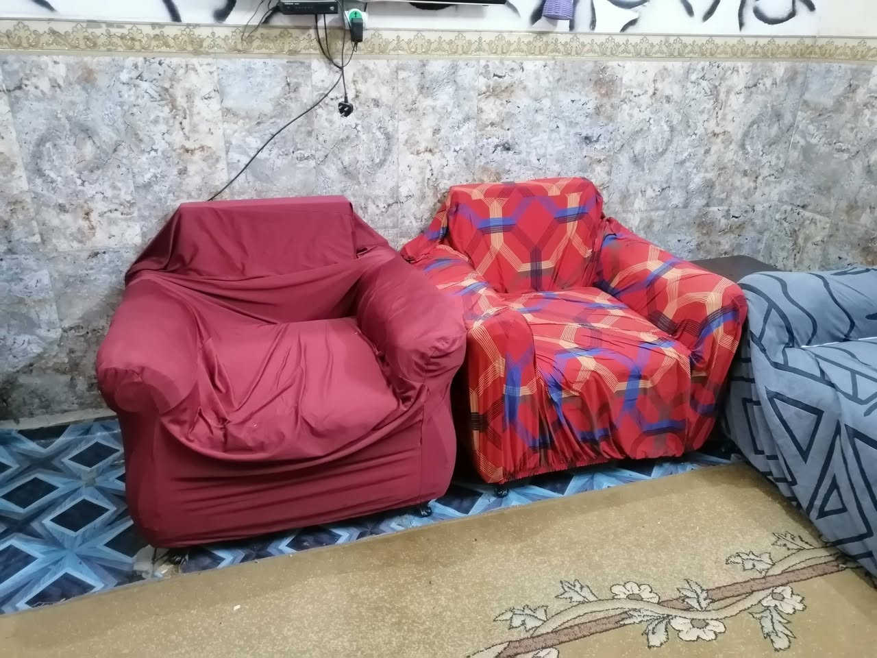 سلام عليكم تخم عشره مقاعد و ميز طعام هاذه رقمي ***********
