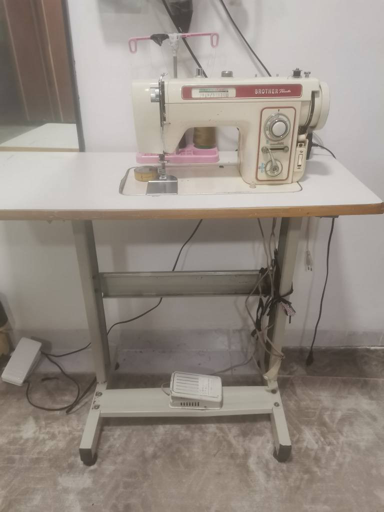 مەکینەی Brother بۆ فرۆشتن 
دورینی ڕێک و نەخشی هەیە مێزی لەگەڵدایە جانتا و هەموو شتێکی خۆی لەگەڵدایە ، هیچ کێشەی نیە و بێ عەیبە و نرخی 160 هەزارە
لە سلێمانییە *********** السليمانية, العراق
