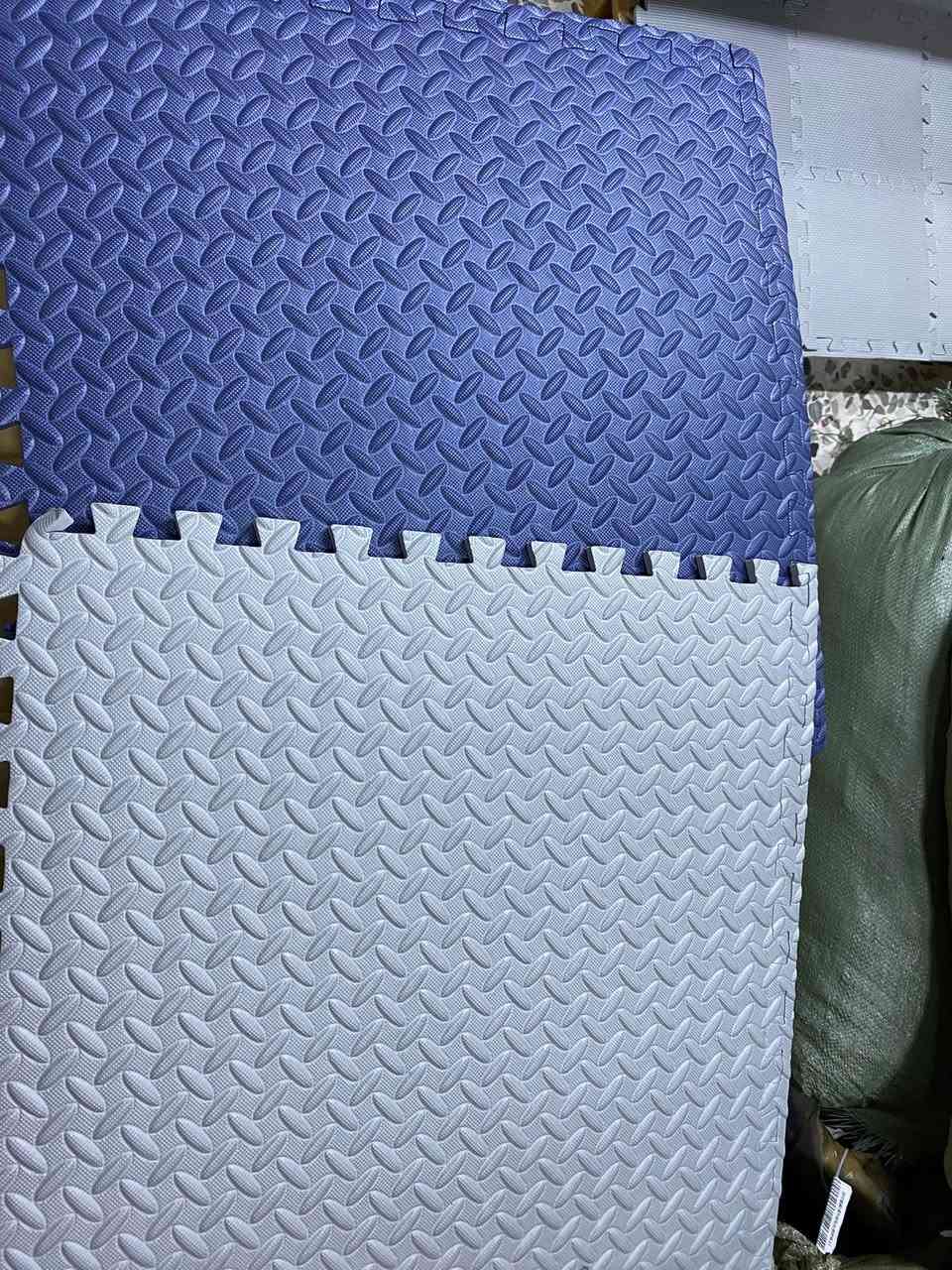 السلام عليكم كارتون كامل ارضيه اسفنج قياس 60x60 اللون موضح كدامكم  للتواصل فقط واتس ***********
