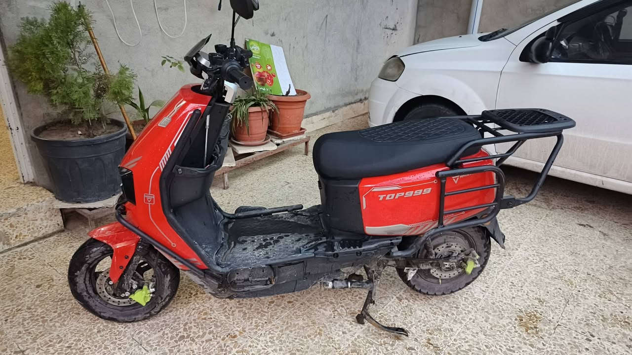 دراجه شحن شبيه لدراكون
بطاريه ليثيوم 

ملف 3000

عقل 72 فولت 

بي كسر بسيط بل درع مايبين لايت ناصي عالي شغال بس اشاير عاطله 
***********
سعره 850
