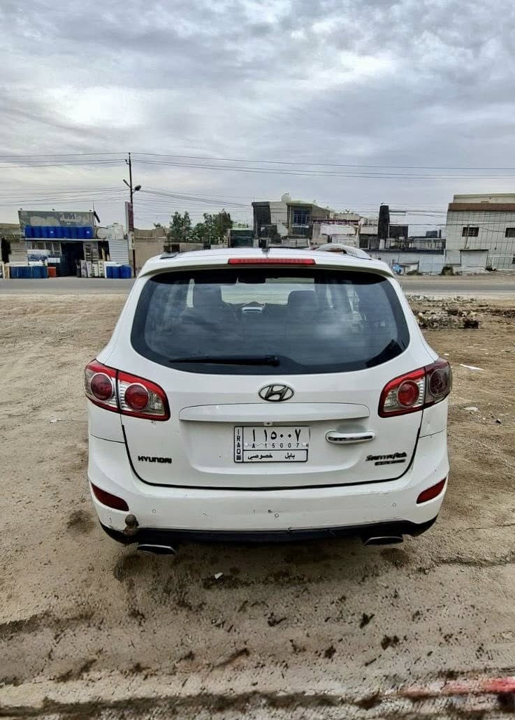 السلام عليكم سنتافيا 2011سعرها 99$
فول مواصفات
سته سلندر فتحه وبصمه وتحكمات وكامرا وشاشه
 بأسمي 
السياره بيها چفيه ومصبوغه عام 
بدون دواخل بدون حادث بس جفيه 
***********مكاني بغداد
