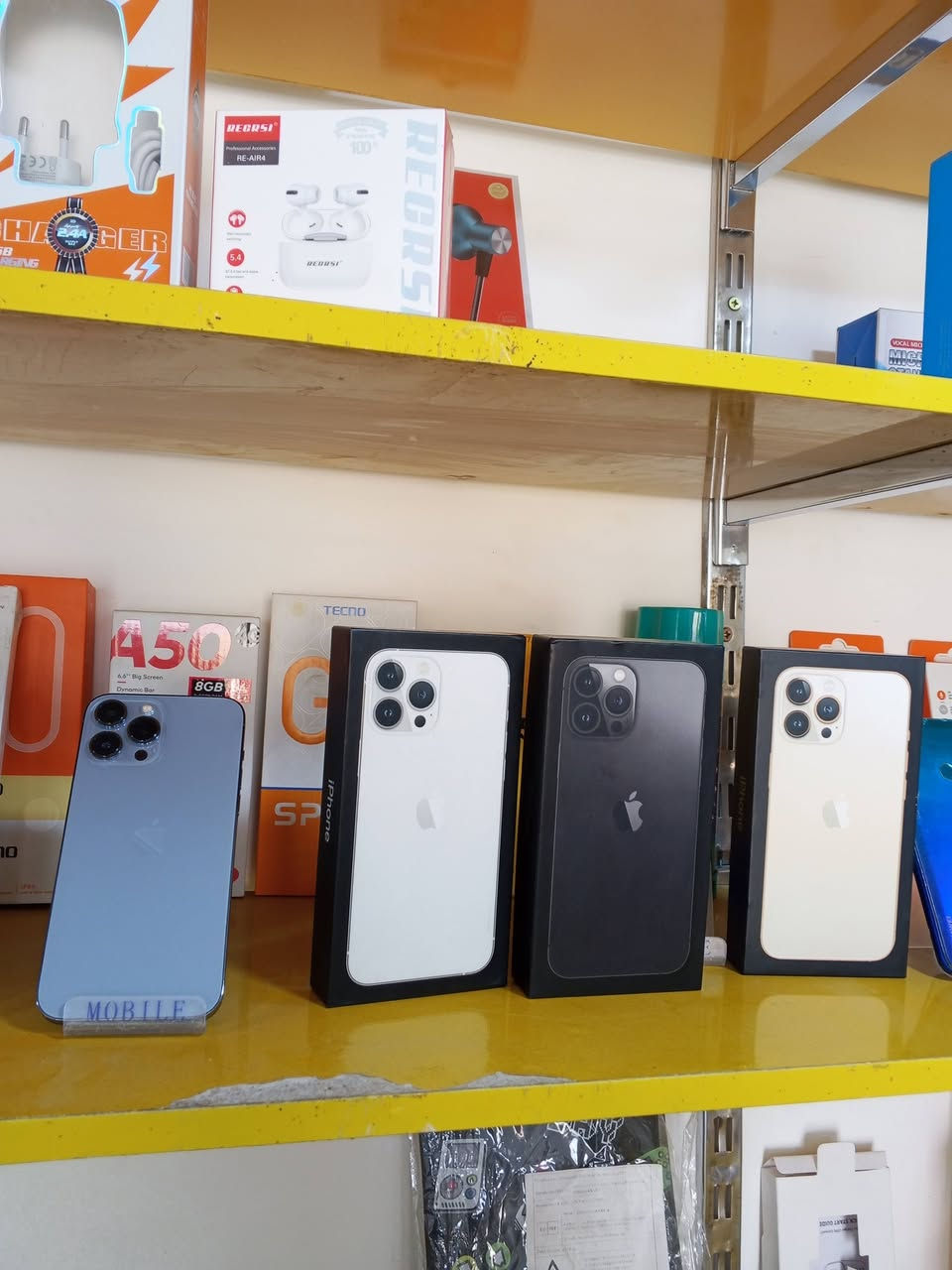 ايفون 13برو ماكس ذاكرة 256وبطاريه 85الى 95مكفول نظافة  💯 شرط الفحص مع كامل الملحقاته***********الناصريه مقابيل التربيه قرب المدينه المائيه
