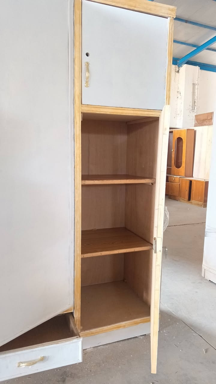 السلام عليكم كنتور 3 ملحق صاج داخل خارج 5ملم نضافه فول سعر 200 وبي مجال حطاطه *********** شراي. يتصل متوفر توصيل
