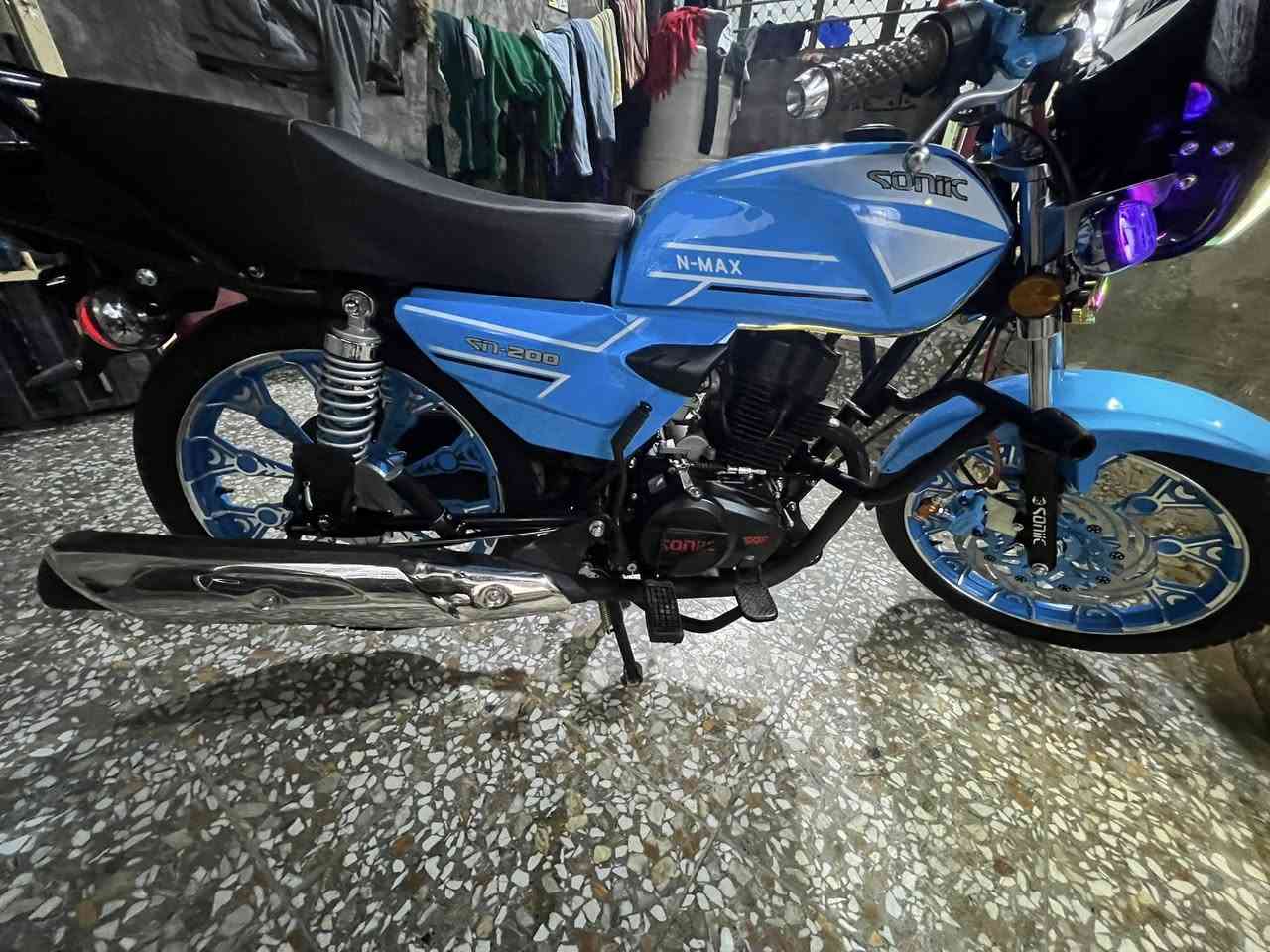 سلام عليكم
دراجه سونك 

نضيفه💯

مديل٢٥ لون ازرق سمائي 

محرك ٢٠٠ سيسي ضاغطه وزنجيل 

الممشى مالتها ٩٠٠ كيلو يعني بعدها بدهن الوكاله 
السعر ١٢٠٠ بيها مجال كلش بسيط حك الجيه
دراجه مكفوله كفاله عامه 

الرقم 📞
*********** 
موجود واتساب + اتصال
