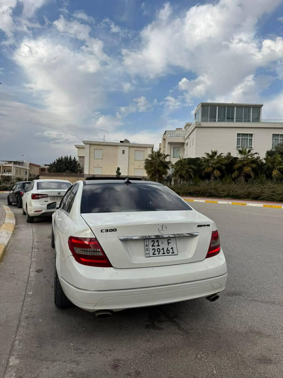 مرسيدس c 300 AMG موديل 2012
يجي فوول مواصفات بيها أربع قطع صبغ رش فقط بشرط مابي أي حادث و جمالها مبين بال صورة سعرها 120 ورقة و بيها مجال  بشرط التحويل ابيع كير و محرك بشرط مو مفتوح و مابي أي عيوب مكان سليمانية رقم صاحب السيارة ***********
