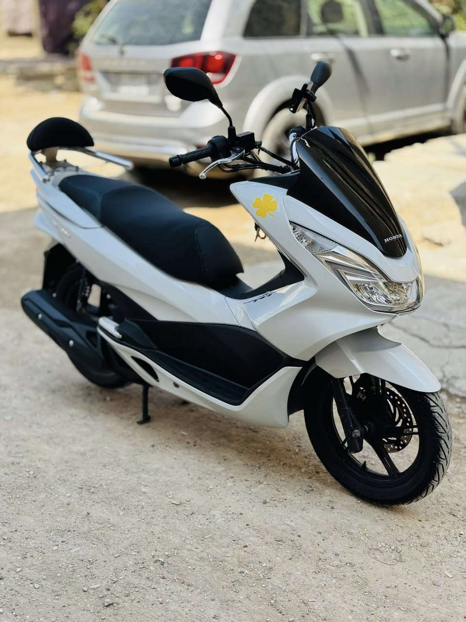 السلام عليكم. 
pcx جيل ثاني ياباني jf 
دراجه مكفوله عام. 
ماشيه 36. 
حساس ازدحام 
ستان كهربائي 
دراجه مكفوله من كلشي. 
***********. واتساب متواجد.
