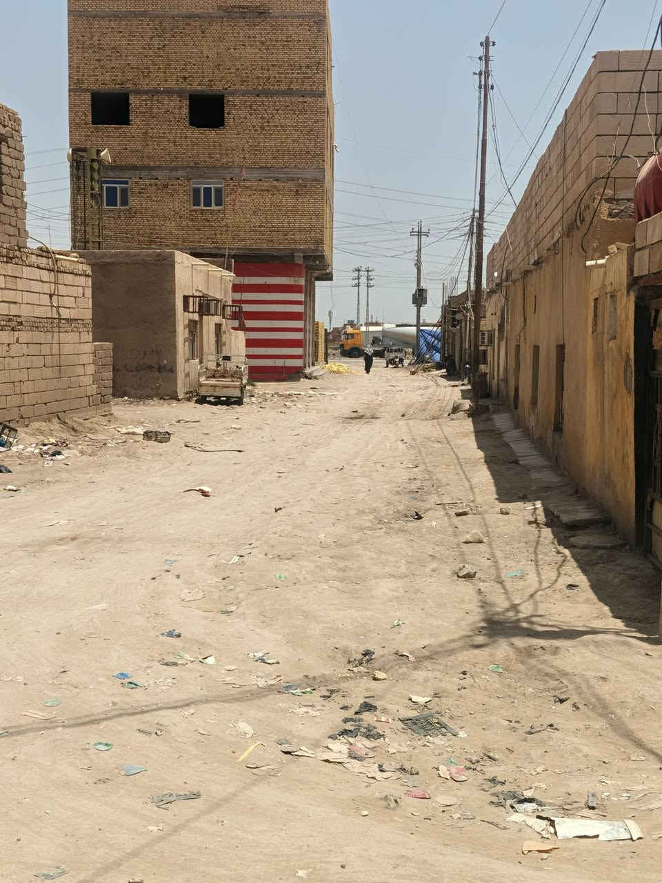 سلام عليكم بيت تفليش يعتبر قطعه زراعي مساحه ١٠٠ متر ركن بزعيلات قرب مجسر الإسكان من جهه السريع يبعد عن الشارع العام ١٥٠ متر أو اقل كافه الخدمات  السعر ٤٥ وبي مجال قليل مكلف بلنشر  رقم صاحب العقار ***********

