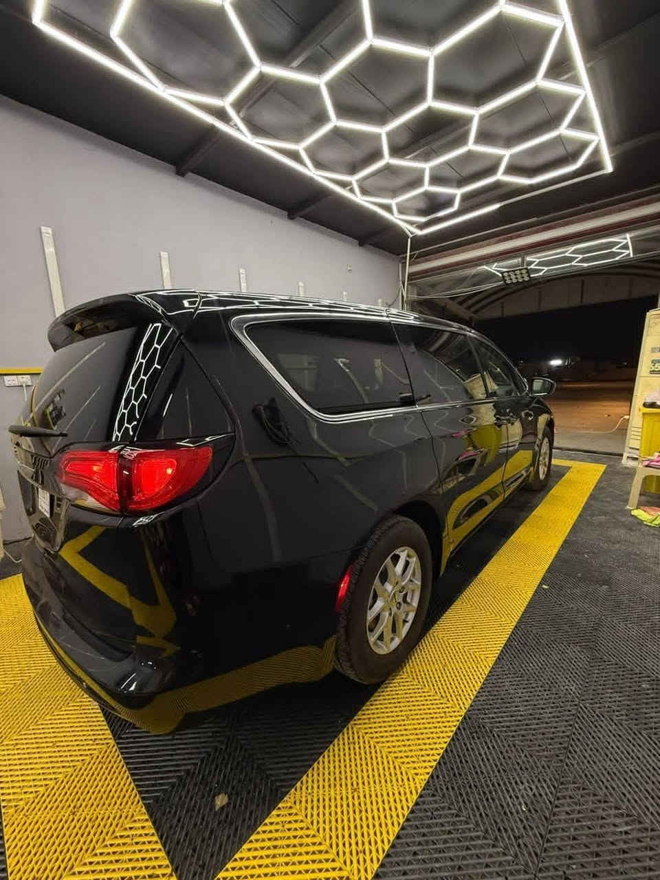 السلام عليكم بيع أو مراوس كرايسر  24 ماشيه حاليآ11 الف ميل حره بدون رقم محرك 3600 صور حادثه بل منشور تبديل جاملغ وصبغ باب سائق ٦ اسلندر ٧ راكب مكان السياره الديوانية السعر 212 ورقه وللاستفسار الاتصال ***********
