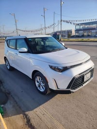 البيع كيا صول وارد مريكي موديل 2023  فقط بابتين جهت السيق  رقم بغداد م...