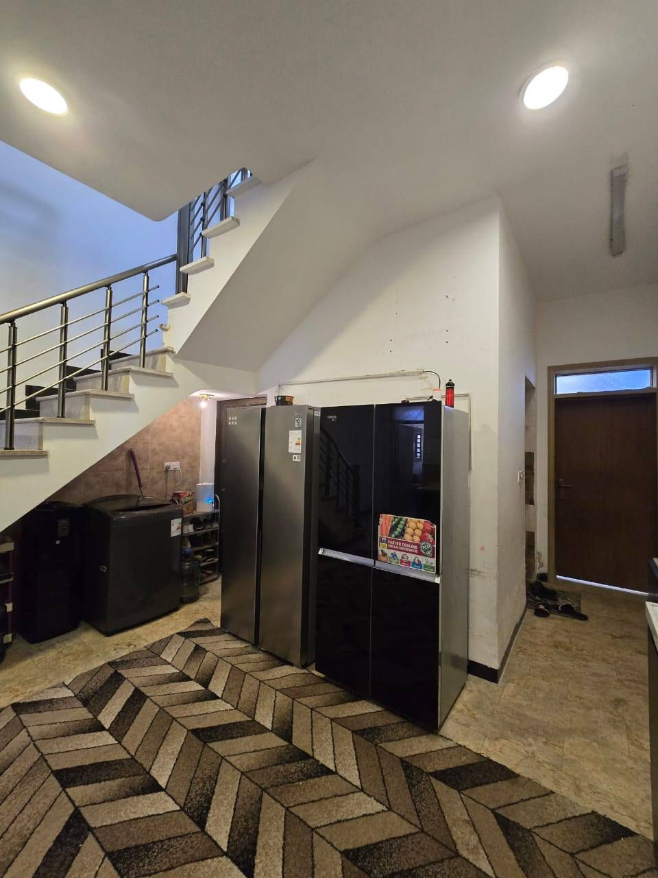 دارطابقين ونص  مساحه ١٠٠متر واجهه ٥م نزال ٢٠م في حي الصديق شارع ١٥م تبليط (رقم العقار ٨٩٧ ) بدايه المنطقه يحتوي على ٤ غرف نوم مع استقبال مع حولي مع مناور مع خدمات ...
للاستفسار 
مكتب الشاكرين للعقار 
***********📲
***********📞
ابي غريب-حي الصديق-الشارع الرئيسي
