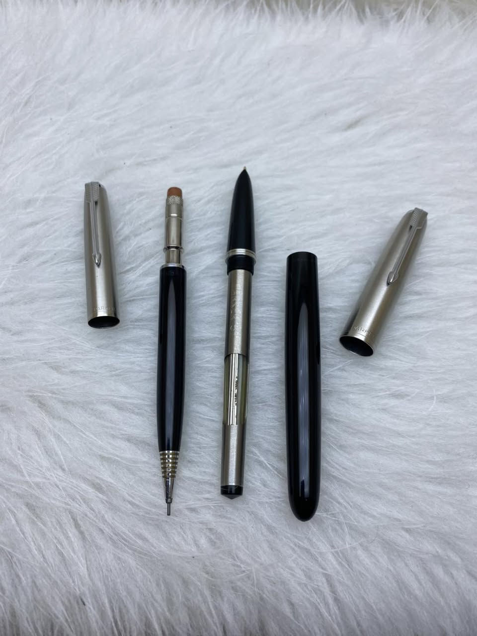 سيت باركر 51
حبر و رصاص 
انكيلزي المنشأ اصلي 
ستانلس ستيل 
ريشة(سلاية) ذهب خالص عيار14k
حجم الخط F
انتاج قديم (غير مجدد) 
جديد غير مستخدم
مع العلبة الاصلية
للاستفسار المراسله على الخاص او الاتصال بالرقم  *********** 
يوجد خدمة توصيل داخل بغداد و محافظات⁩
