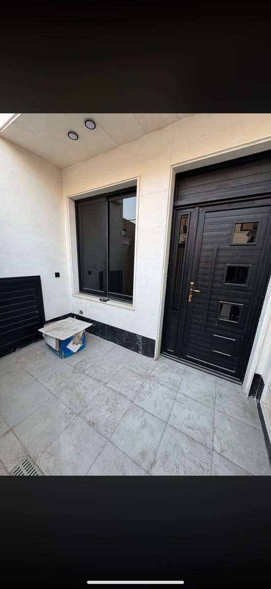 سلام عليكم
⸻

للبيع – بيت في منطقة السيــديه

📏 المساحة: 80 متر

🏠 الواجهة: 4 متر

🔨 البناء: زيرو – بناء 2025

المحتويات:

 • 4 غرف نوم

 • صالة

 • مطبخ

 • 2 خدمات (حمّامين)

📞 للاستفسار: *********** انس
