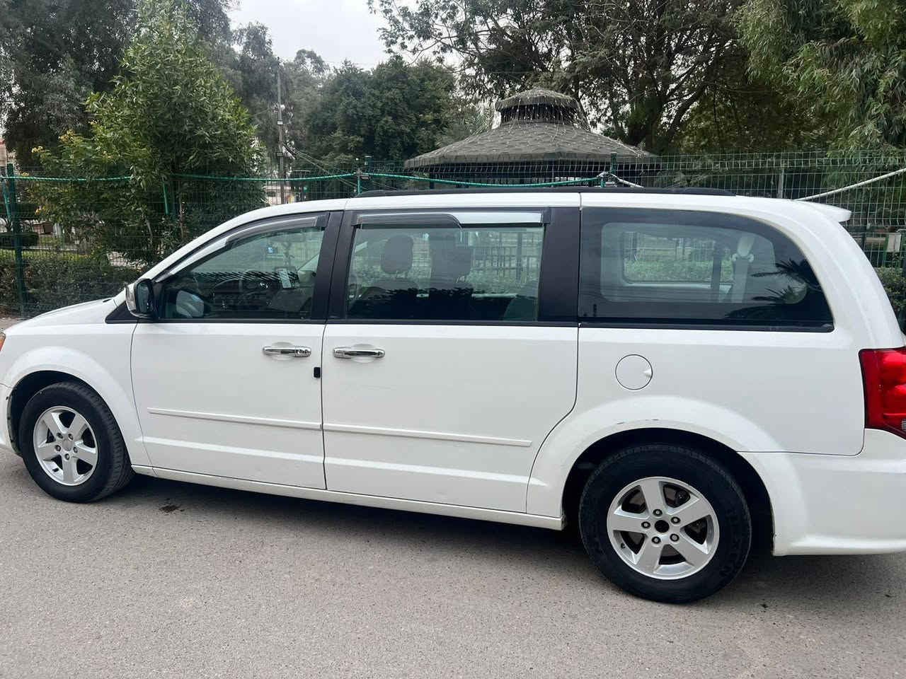 السلام عليكم 
سياره دوج كرفان 
وارد امريكي 
موديل 2012
ماشيه 117ميل
لون السياره ابيض 
ثلاث قطع تبريد 
السياره كهربائيه(البوب والصندوق كهرباء)
شاشه كار بلي 
شاشه خلفيه 
داش كام امامي خلفي 
ويل 16
تحكم ستيرن جهتين
المكينه والگير مكفولات
السياره جاهزه مجهزه تاخذها تترحملي 
بيها حادث ابغداد جاملغ عكس السايق دعمني ابو دلفري 
الحمدلله 
سعرها 140$
للاستفسار الاتصال على الارقام التاليه
*********** فقط مكالمه
*********** فقط واتساب
