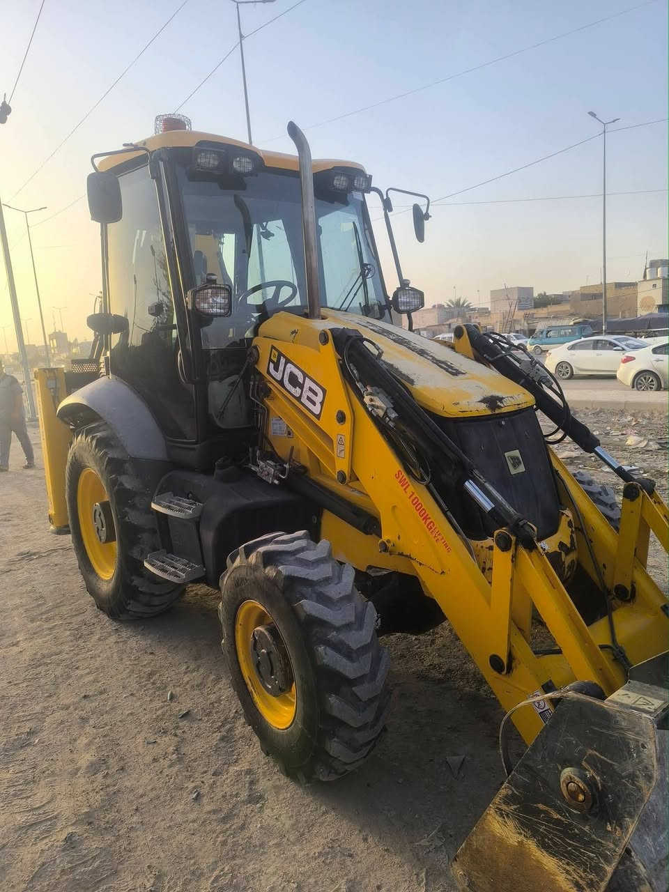 السلام عليكم ورحمه الله وبركاته
حفاره جي سيبي موديل 2012 
مكفوله كفاله عامه حتئ من الصبغ 
كير راجز تبريد دكمت طسه
محرك وكير مكفولات حفاره جاهزه لعمل بدون نواقص
مكانهه بل نجف الشراي يتصل ع رقم ***********
