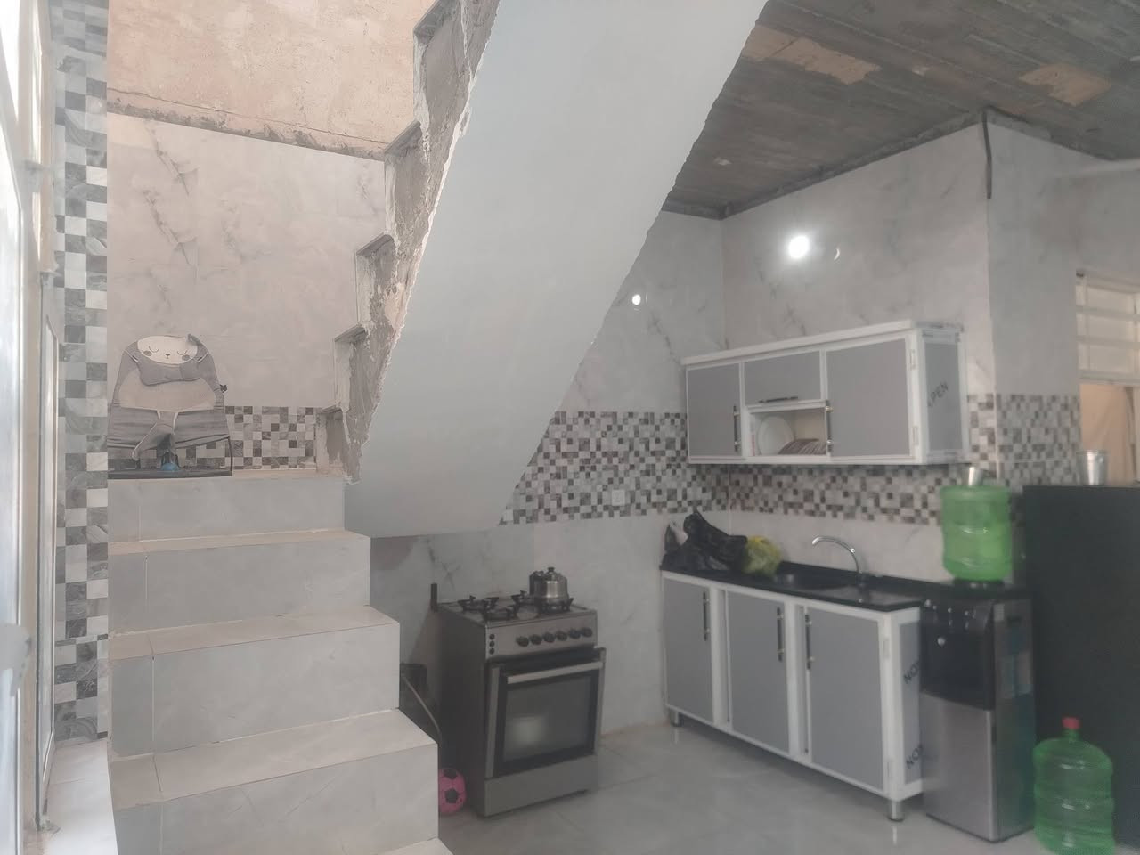 سلام عليكم دار للبيع في حي ميسان شارع الشيوخ سند 25وبيه قرار محكمه مساحته 60متر صب  فوك والجوه عرض لشارع 10امتار مسحوبه كهرباء من جهتين وماء كذلك  لاستفسار على رقمي ***********
