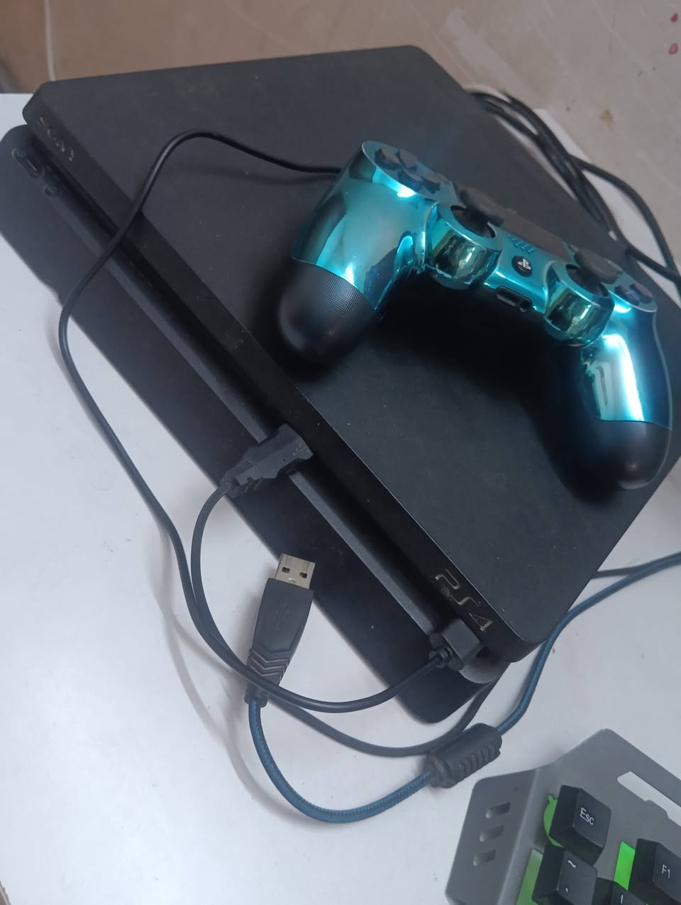 بلي 4 سلم للبيع هو والشاشة 250 الف

نظيف وأداء عالي 
القرص ما يدخل بس التحميل تمام
يجي وياه:
يد + شاحنها
ماوس + كيبورد
ماوس باد
اشتراك برميوم باقي 3 أشهر
📍 الدورة أبو دشير
📞 ***********
