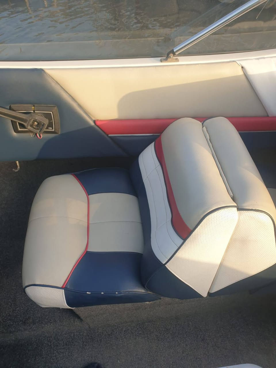 سلام عليكم زورق للبيع نوع بايلينر مع محرك 225 ايفرود الزورق جديد جدا نازل مرتين فقط بل مي غرفة نوم تحمل شخصين زورق جاهزمن كلشي مع عربانه ابلاديه تفاصيل أكثر اتصل وتدلل ***********
