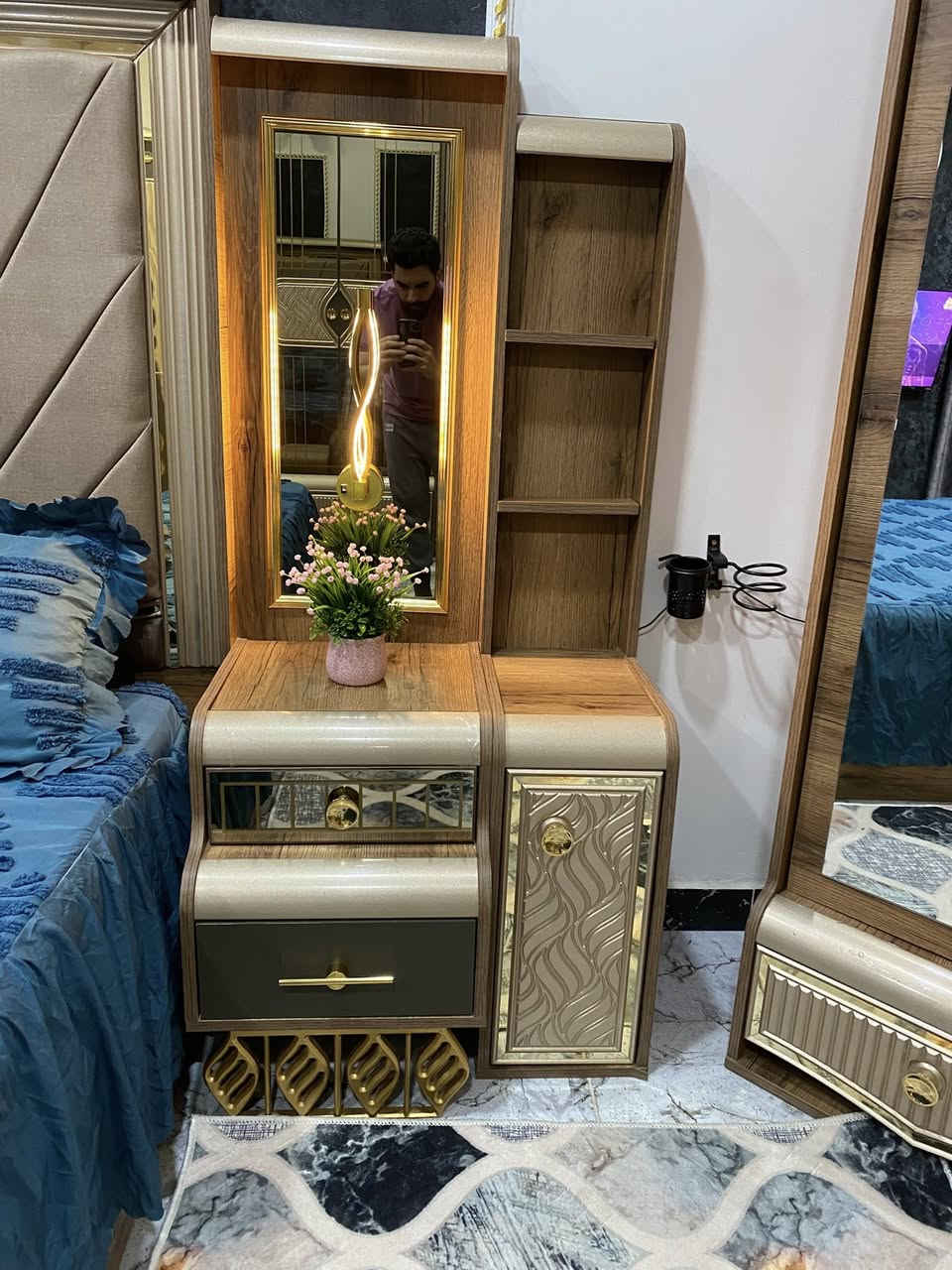 السلام عليكم
غرفة نوم تركي مودرن جديده جدا بعدها بلايلونها  استعمال  قليل جدا غرفة متانه وثكيله كله برغي وجوي 
لون مميز صبغ حراري ضهر الكنتور والأخشاب بلوك مع ملحق 
عدد البيبان الكنتور 8 مع الملحق 
يدات كلها حديد كنتور كله قطوعات 
غرفه 10 قطع اناره ميز تواليت وجوانب السرير
سرير مسرح ومخزن حديد اسفل سرير 
زاويه ام المخزن ومرايه مجرات واماكن خزن بيها متخلص 
بغداد الزعفرانيه 
واتساب واتصال ***********
