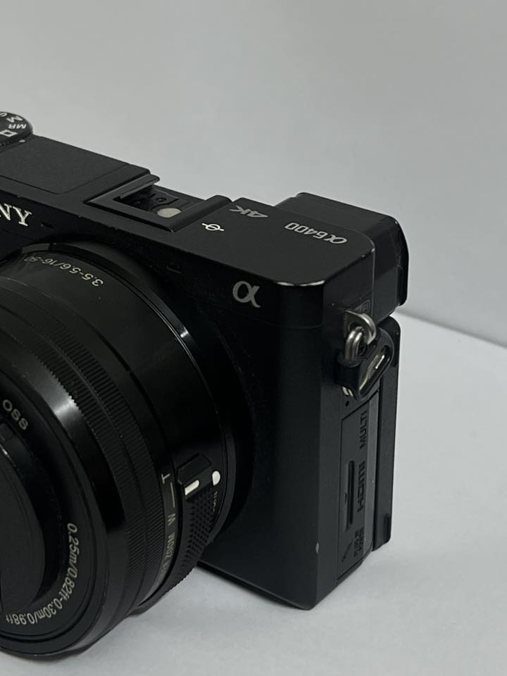 Sony a6400
كامرة سوني ٦٤٠٠ للبيع مع عدسة كت ١٦-٥٠ 
كارتونتهة وغراضهة كاملة قسم منهن ما مستخدمات اصلا 
تواصلو على الواتس اب فقط : ***********
