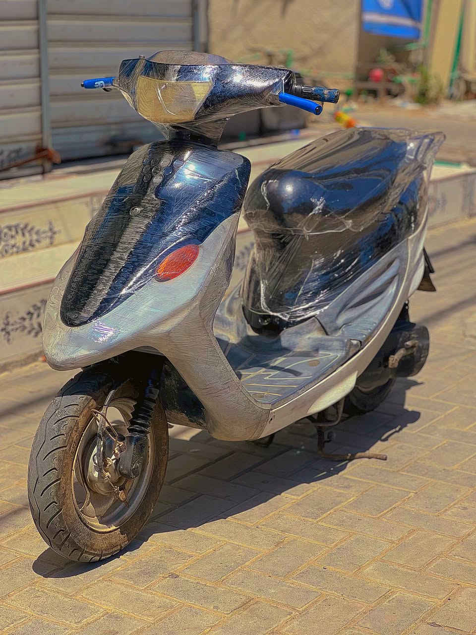 دراجة ياماها تسع زروف
‏
‏الدراجة نضيفة وجديدة بجيس، استخدام كلش قليل، مال وكيل وما صارلهة هواي طالعة.
‏المكينة ما مفتوحة، والكابريتة بلاد، كلشي بيهة بلاد وعلى هيئة الوكالة.
‏المكينة صوتهة كلش ناعم 
‏
‏الكهربائيات كلهة شغالة:
‏سلف – أشاير – لايتات
‏بريك ورة وبريك كدام كلهن شغالين تمام.
‏
‏
‏الدراجة دواخلهة بيضة ملح
‏الدراجة ما تحتاج شي وجاهزة.
‏
‏السعر 325 نهايتهة، ما بيهة أي مجال رجائن

‏اقرة الوصف زين، إذا عجبتك الدراجة وعجبك السعر تتصل علي وكل الهلا بيك.
‏
‏ المكان: البصرة الجزائر
‏ ***********
